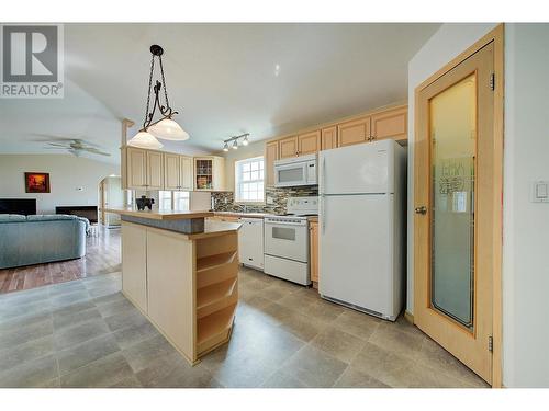 2550 Hollywood Road Unit# 104, Kelowna, BC - Indoor Photo Showing Kitchen