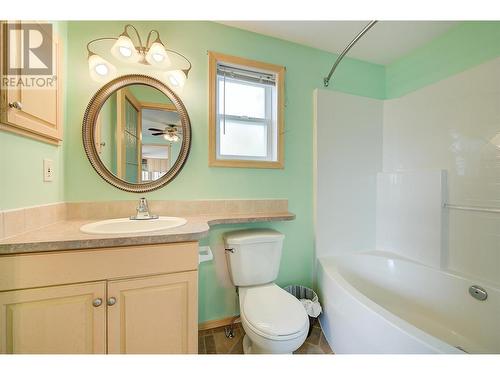 2550 Hollywood Road Unit# 104, Kelowna, BC - Indoor Photo Showing Bathroom