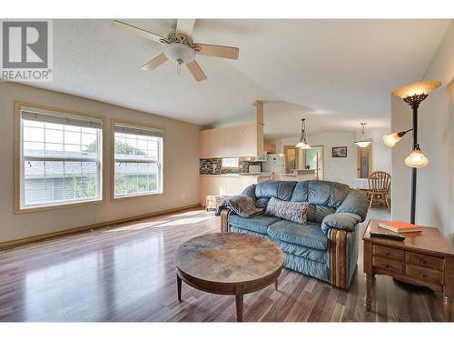 2550 Hollywood Road Unit# 104, Kelowna, BC - Indoor Photo Showing Living Room