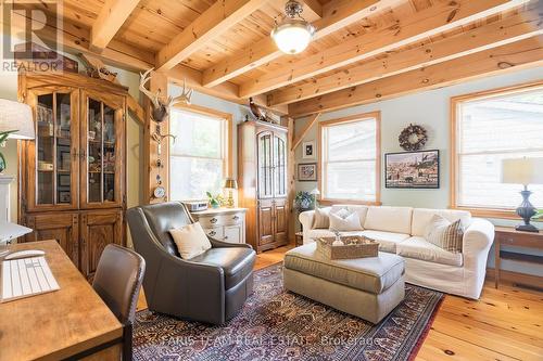 431 Mundy'S Bay Road, Midland, ON - Indoor Photo Showing Living Room