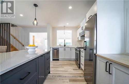 4 6Th Street, Grimsby, ON - Indoor Photo Showing Kitchen With Upgraded Kitchen