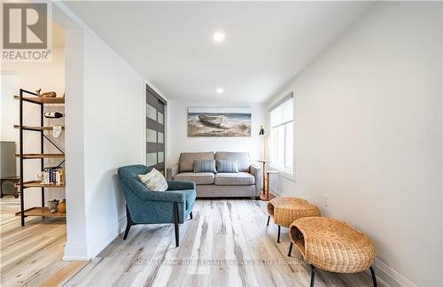 4 6Th Street, Grimsby, ON - Indoor Photo Showing Living Room