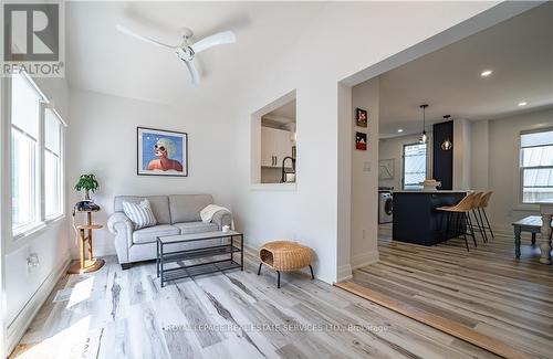 4 6Th Street, Grimsby, ON - Indoor Photo Showing Living Room