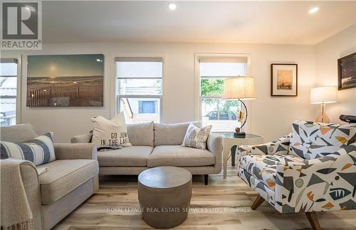 4 6Th Street, Grimsby, ON - Indoor Photo Showing Living Room