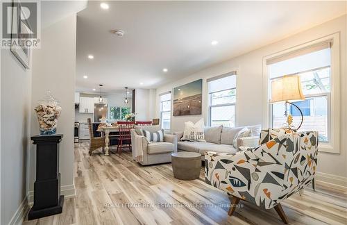 4 6Th Street, Grimsby, ON - Indoor Photo Showing Living Room