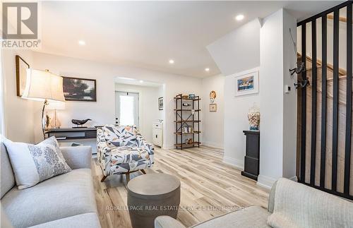 4 6Th Street, Grimsby, ON - Indoor Photo Showing Living Room