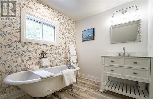 4 6Th Street, Grimsby, ON - Indoor Photo Showing Bathroom