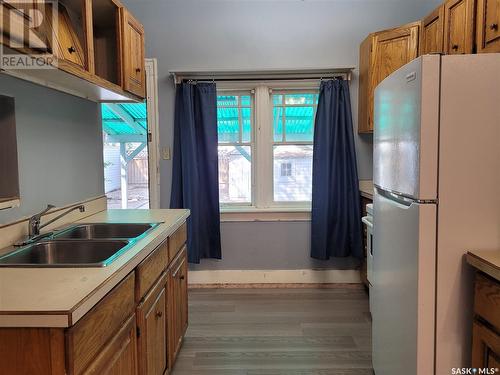 106 31St Street W, Saskatoon, SK - Indoor Photo Showing Kitchen With Double Sink