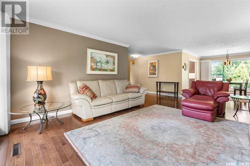 313 Bate Crescent, Saskatoon, SK - Indoor Photo Showing Living Room