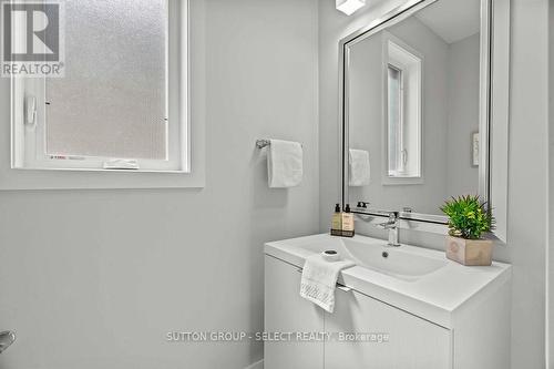 2448 Irish Moss Road, London, ON - Indoor Photo Showing Bathroom