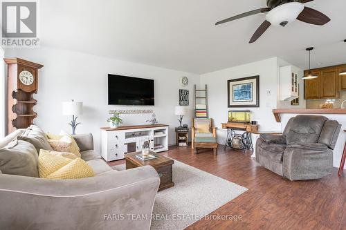 2041 Fairgrounds Road, Ramara, ON - Indoor Photo Showing Living Room