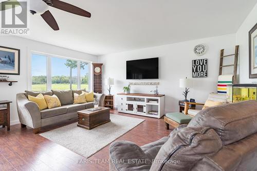 2041 Fairgrounds Road, Ramara, ON - Indoor Photo Showing Living Room