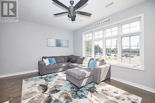 17 - 1401 Plains Road E, Burlington, ON - Indoor Photo Showing Living Room