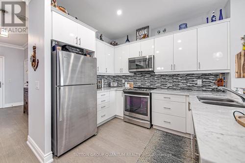 301 - 90 Orchard Point Road, Orillia, ON - Indoor Photo Showing Kitchen With Upgraded Kitchen