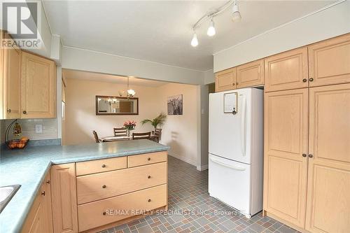 60 Kenwood Crescent, Guelph, ON - Indoor Photo Showing Kitchen