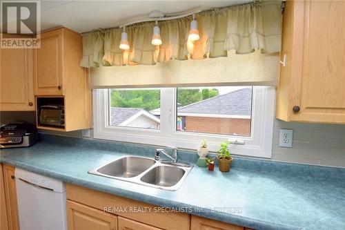 60 Kenwood Crescent, Guelph, ON - Indoor Photo Showing Kitchen With Double Sink