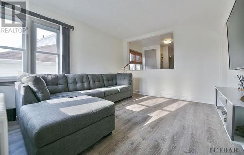 389 Balsam St S, Timmins, ON - Indoor Photo Showing Living Room