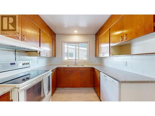 500 9Th  S Street, Cranbrook, BC - Indoor Photo Showing Kitchen With Double Sink