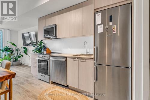 301 - 185 Deerfield Road, Newmarket (Central Newmarket), ON - Indoor Photo Showing Kitchen With Upgraded Kitchen