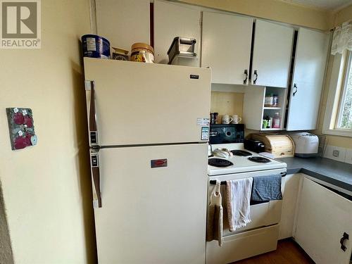 9004 Lyman Drive, Dawson Creek, BC - Indoor Photo Showing Kitchen