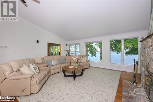 132 Gilwood Park Drive, Penetanguishene, ON - Indoor Photo Showing Living Room