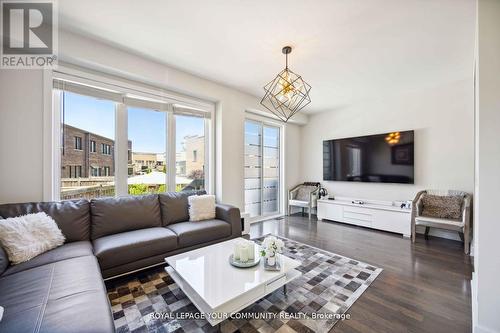 94 Denarius Crescent, Richmond Hill, ON - Indoor Photo Showing Living Room