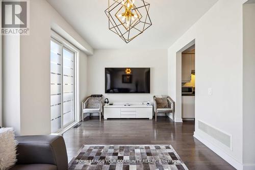 94 Denarius Crescent, Richmond Hill, ON - Indoor Photo Showing Living Room