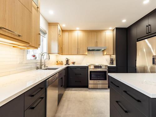 Kitchen - 2580 Boul. René-Gaultier, Varennes, QC - Indoor Photo Showing Kitchen With Upgraded Kitchen