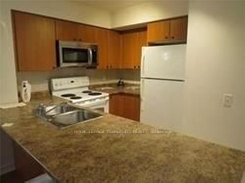 503-30 Grand Trunk Cres, Toronto, ON - Indoor Photo Showing Kitchen