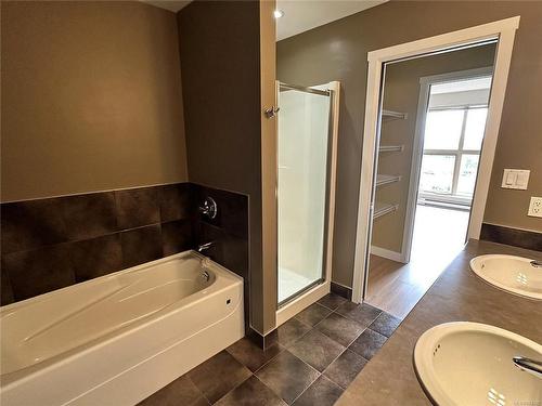 205-555 Franklyn St, Nanaimo, BC - Indoor Photo Showing Bathroom