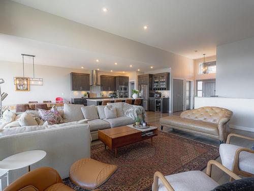 2182 Crosshill Drive, Kamloops, BC - Indoor Photo Showing Living Room