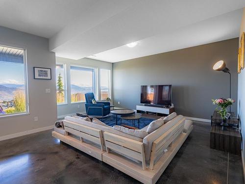 2182 Crosshill Drive, Kamloops, BC - Indoor Photo Showing Living Room