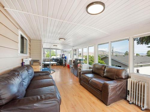 300 Cherry Ave, Kamloops, BC - Indoor Photo Showing Living Room