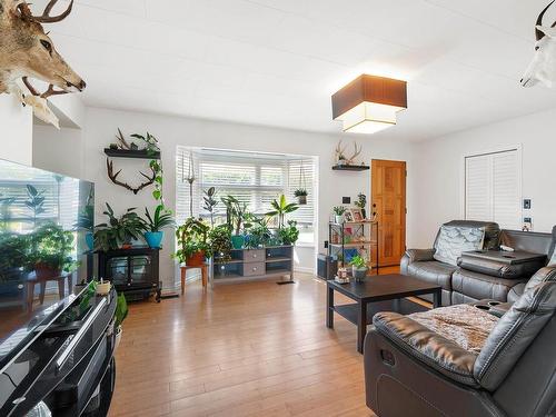 300 Cherry Ave, Kamloops, BC - Indoor Photo Showing Living Room