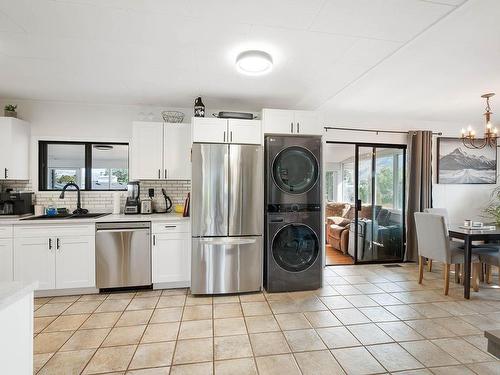 300 Cherry Ave, Kamloops, BC - Indoor Photo Showing Kitchen