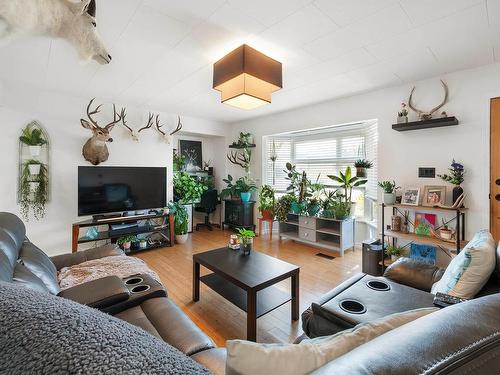 300 Cherry Ave, Kamloops, BC - Indoor Photo Showing Living Room