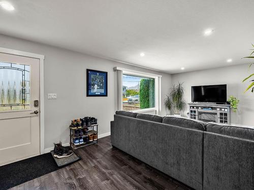 1885 Gellrich Ave, Kamloops, BC - Indoor Photo Showing Living Room