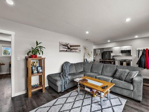 1885 Gellrich Ave, Kamloops, BC - Indoor Photo Showing Living Room