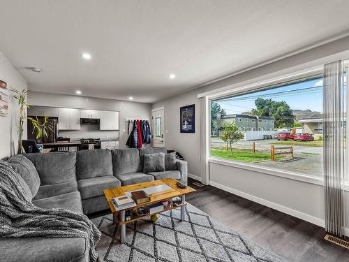 1885 Gellrich Ave, Kamloops, BC - Indoor Photo Showing Living Room