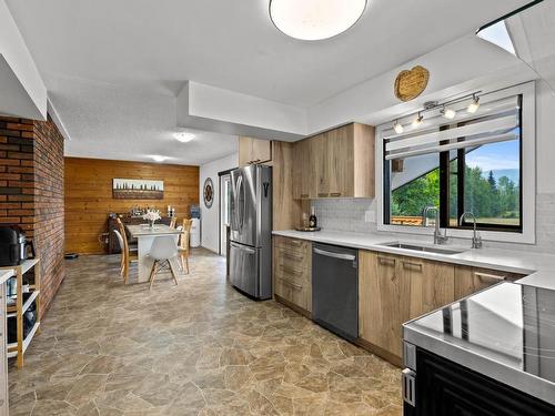 4853 Clearwater Valley Rd, Clearwater, BC - Indoor Photo Showing Kitchen