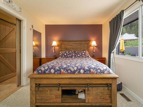 2599 Qu'Appelle Blvd, Kamloops, BC - Indoor Photo Showing Bedroom