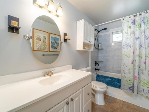 2599 Qu'Appelle Blvd, Kamloops, BC - Indoor Photo Showing Bathroom