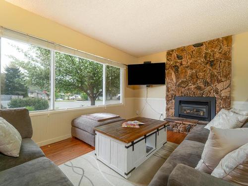 2599 Qu'Appelle Blvd, Kamloops, BC - Indoor Photo Showing Living Room With Fireplace