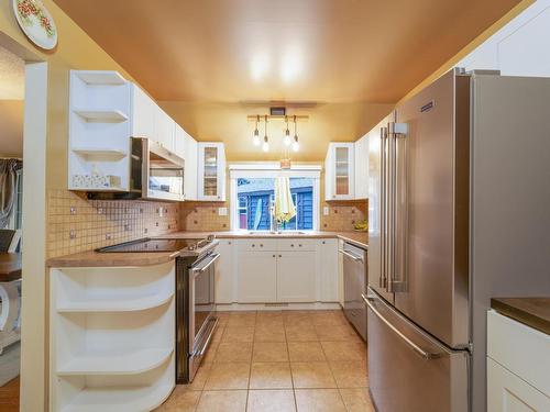 2599 Qu'Appelle Blvd, Kamloops, BC - Indoor Photo Showing Kitchen