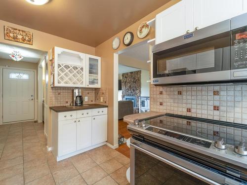 2599 Qu'Appelle Blvd, Kamloops, BC - Indoor Photo Showing Kitchen