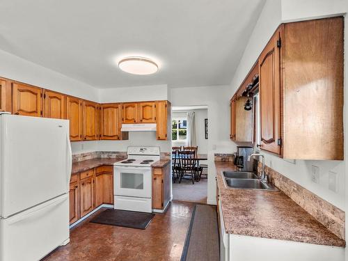 5299 Dallas Drive, Kamloops, BC - Indoor Photo Showing Kitchen With Double Sink