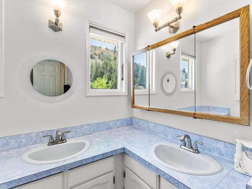 5299 Dallas Drive, Kamloops, BC - Indoor Photo Showing Bathroom