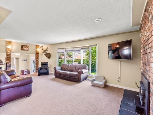 5299 Dallas Drive, Kamloops, BC - Indoor Photo Showing Living Room With Fireplace