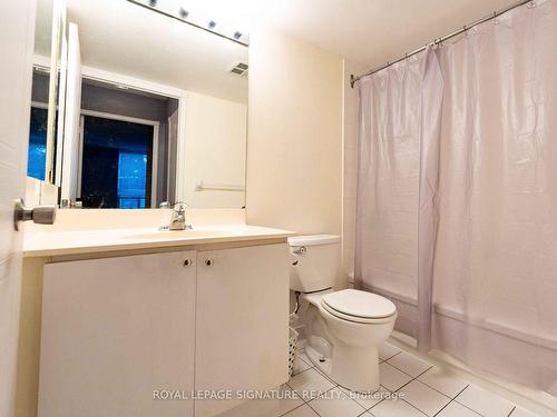 215-135 Hillcrest Ave, Mississauga, ON - Indoor Photo Showing Bathroom