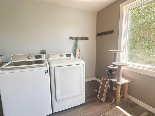 536 Catherine Street, Thunder Bay, ON - Indoor Photo Showing Laundry Room